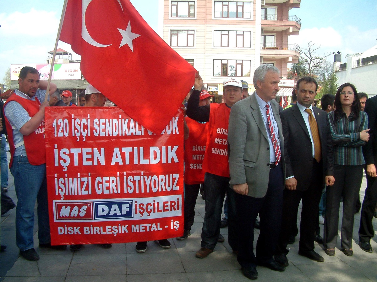 Düzce'de İşten Atılanlar İstanbul'a Yürüyor
