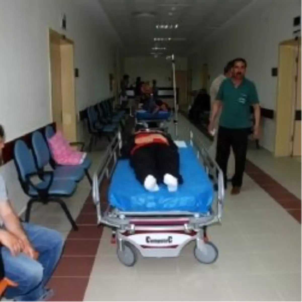 Kahta\'da, Minibüs ile Otomobil Çarpıştı: 15 Yaralı