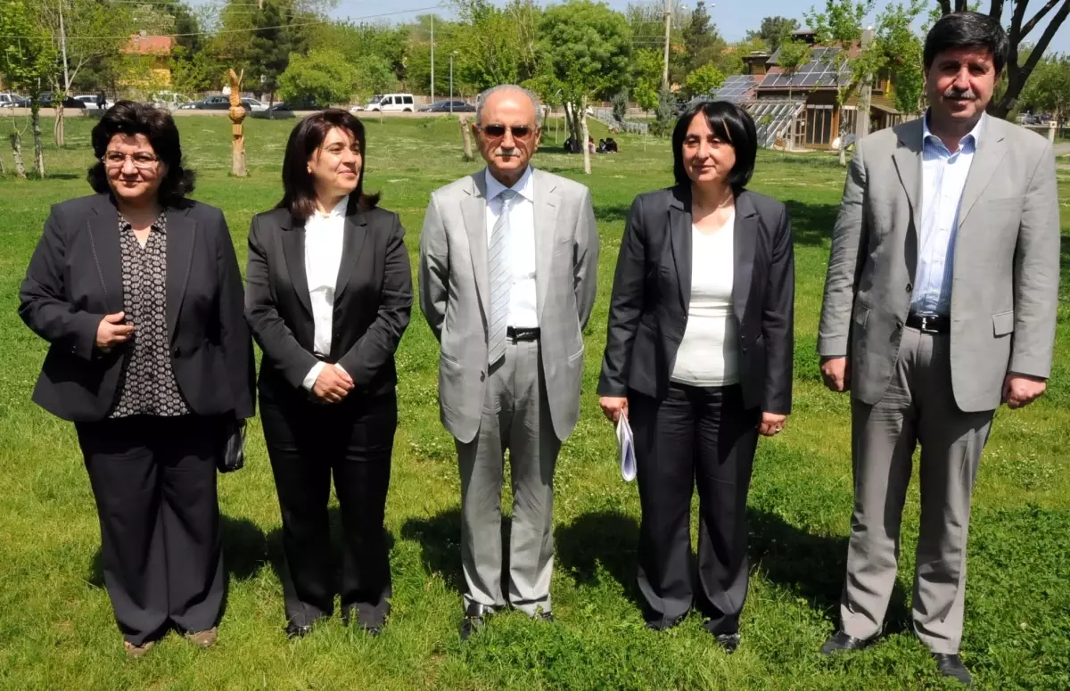 Leyla Zana\'dan Meclis\'teki Yemin Krizi Yorumu: Geçmişe Takılıp Kalmamak Lazım