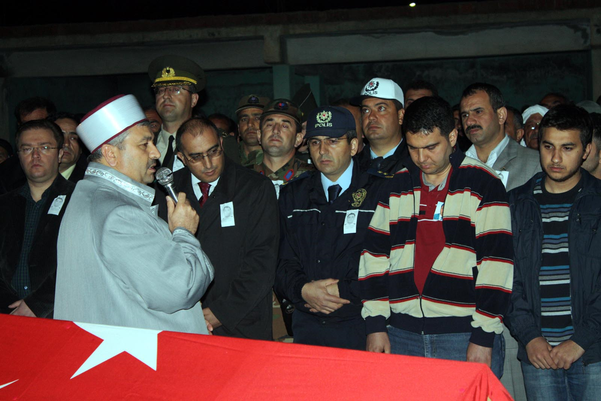 Şehit Polis Gece Toprağa Verildi