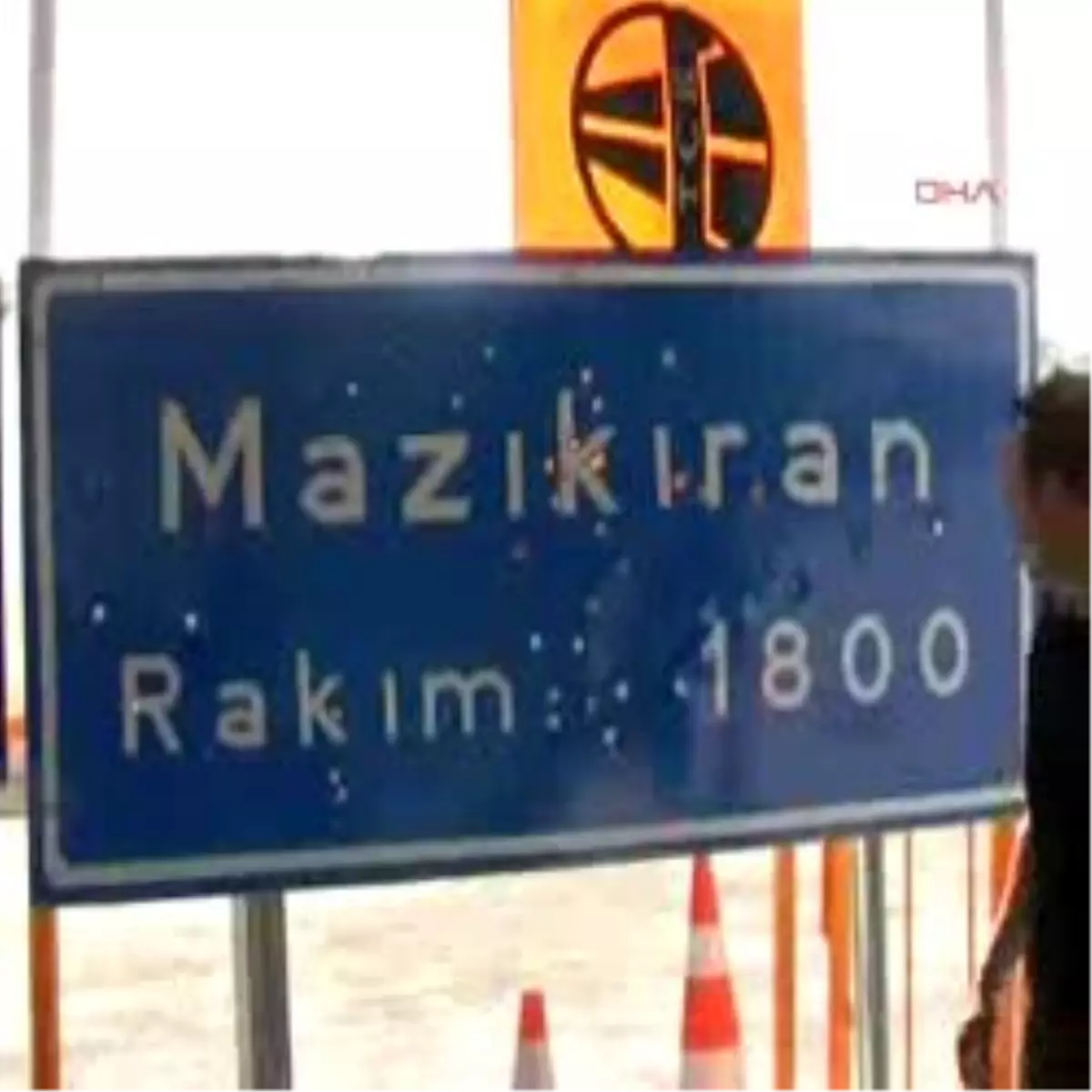 Trafik Levhaları Hedef Tahtası Gibi