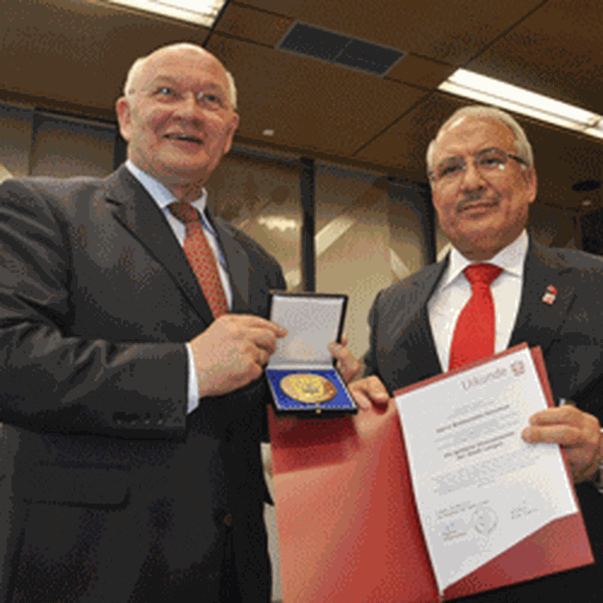 
Başkan Kocamaz'a, Langen’in Altın Onur Nişanı Verildi
