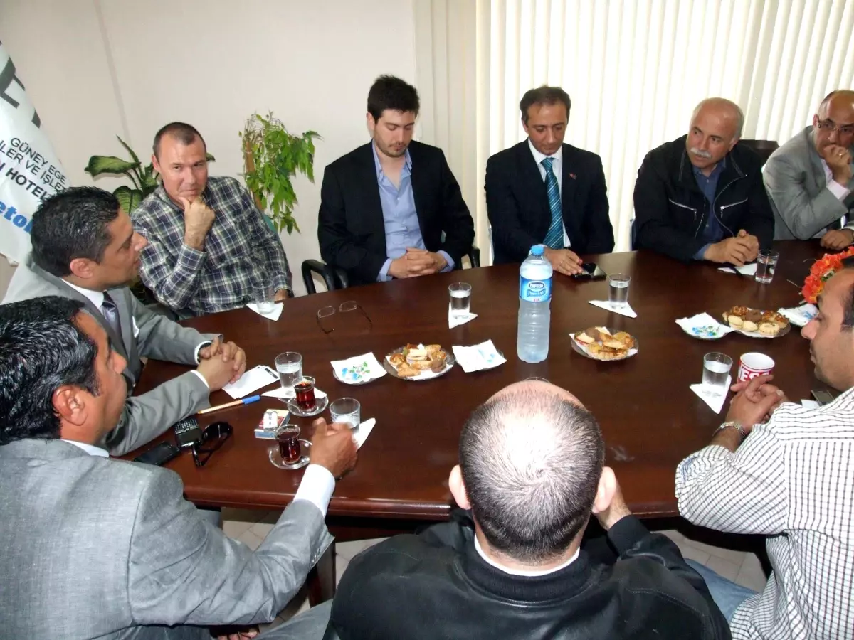 Ak Partili Adayı Boğa\'dan \'süt Vermeyen Vekil\' Benzetmesi