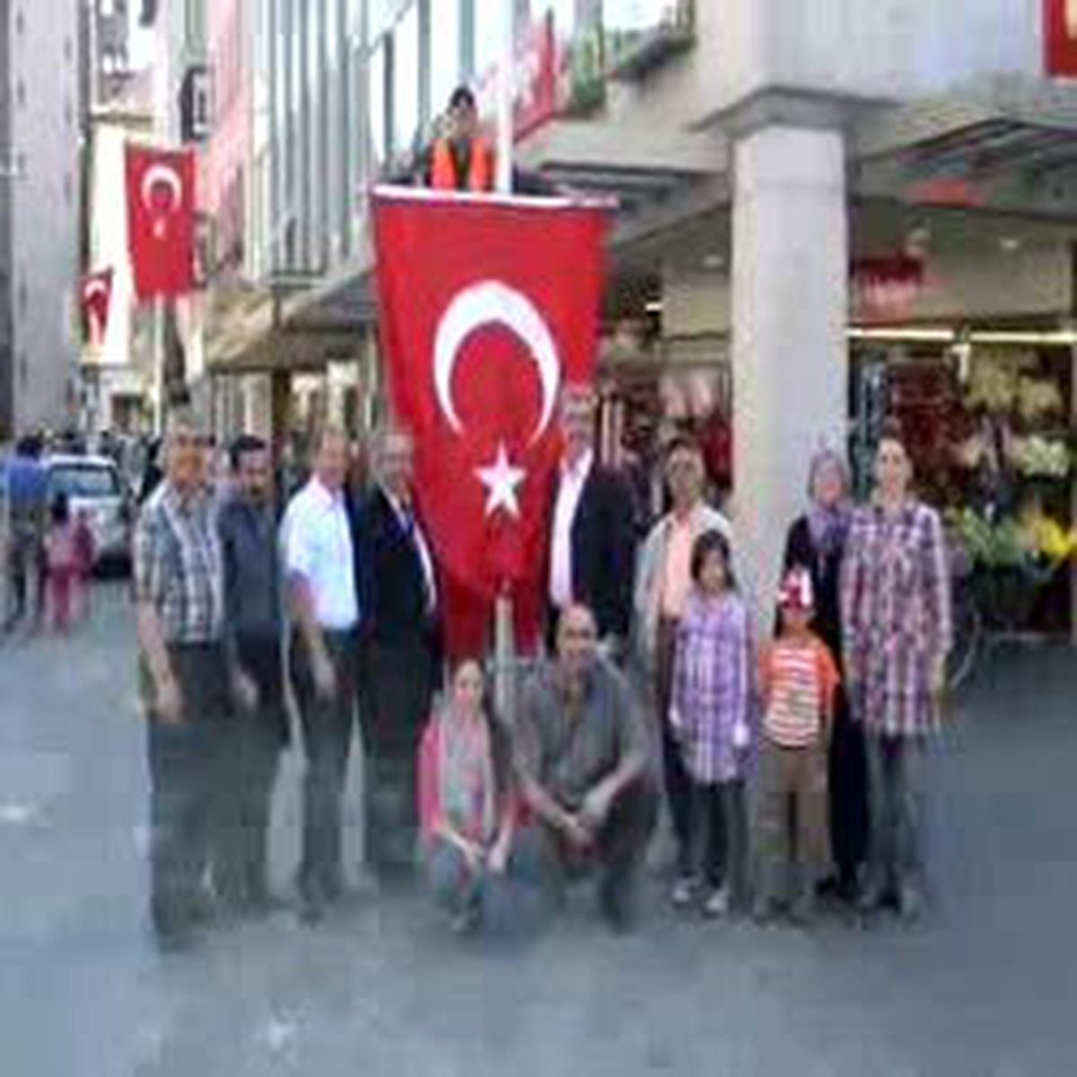 Alman Belediyesi, Caddeleri Türk Bayrağı Donattı