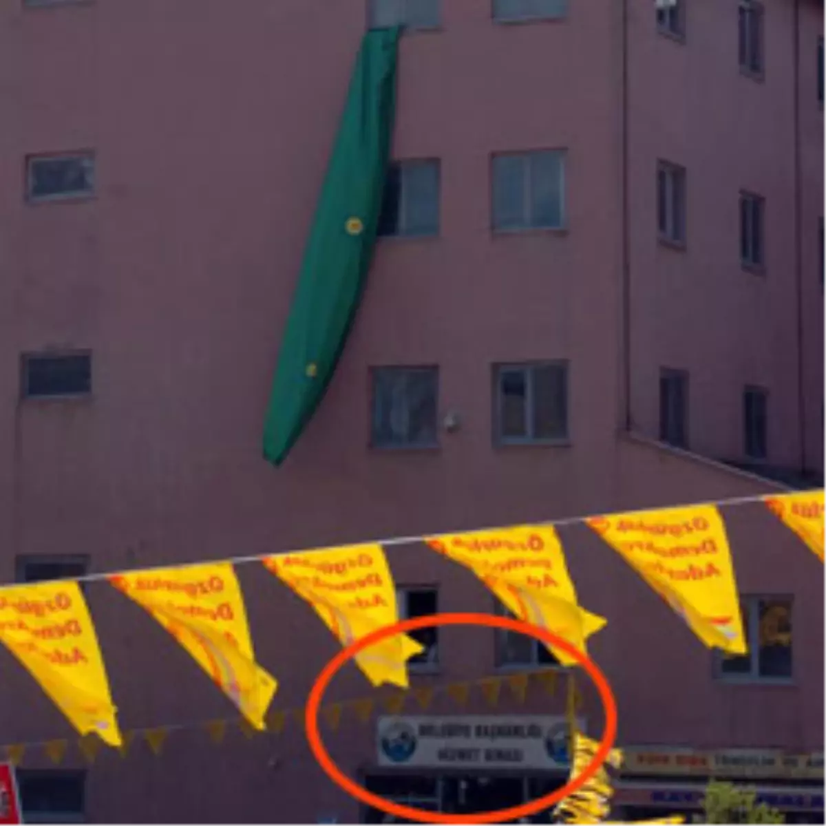 Belediye Binasına PKK Bayrağı Astılar