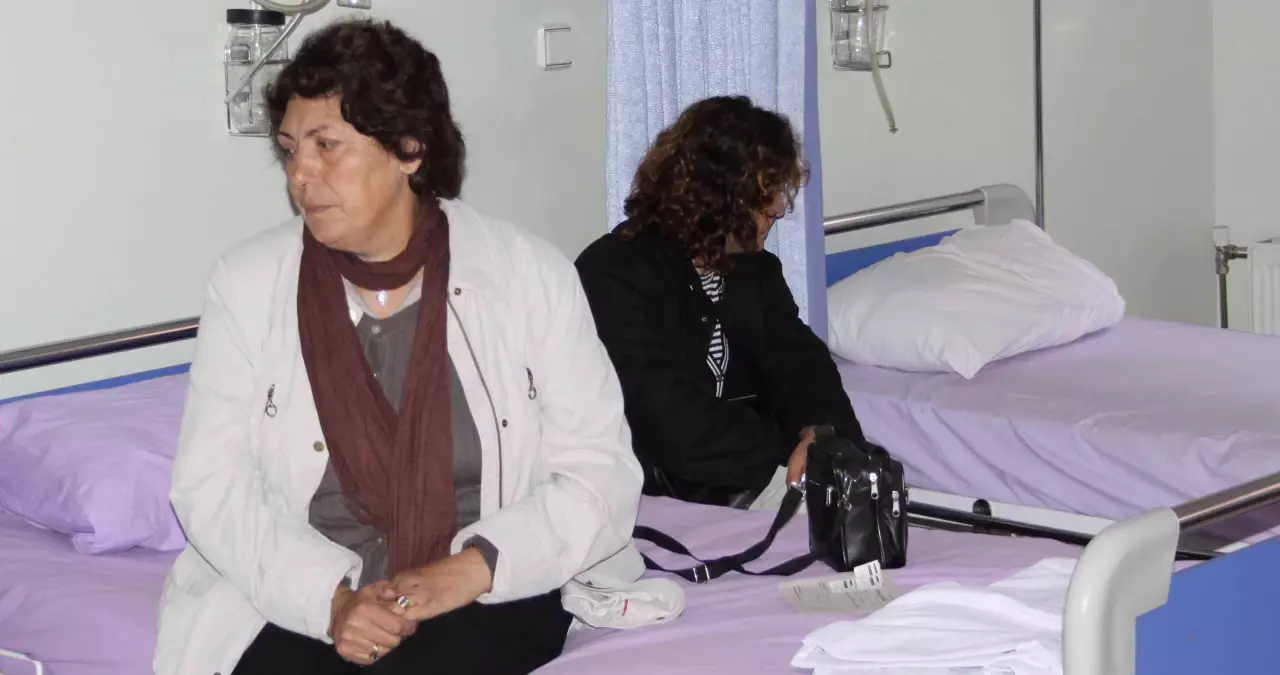 Freni Boşalan Tur Otobüsü Devrildi