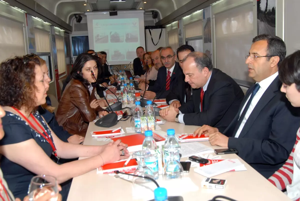 Hürriyet Trenine Erzincan\'da Büyük Coşku