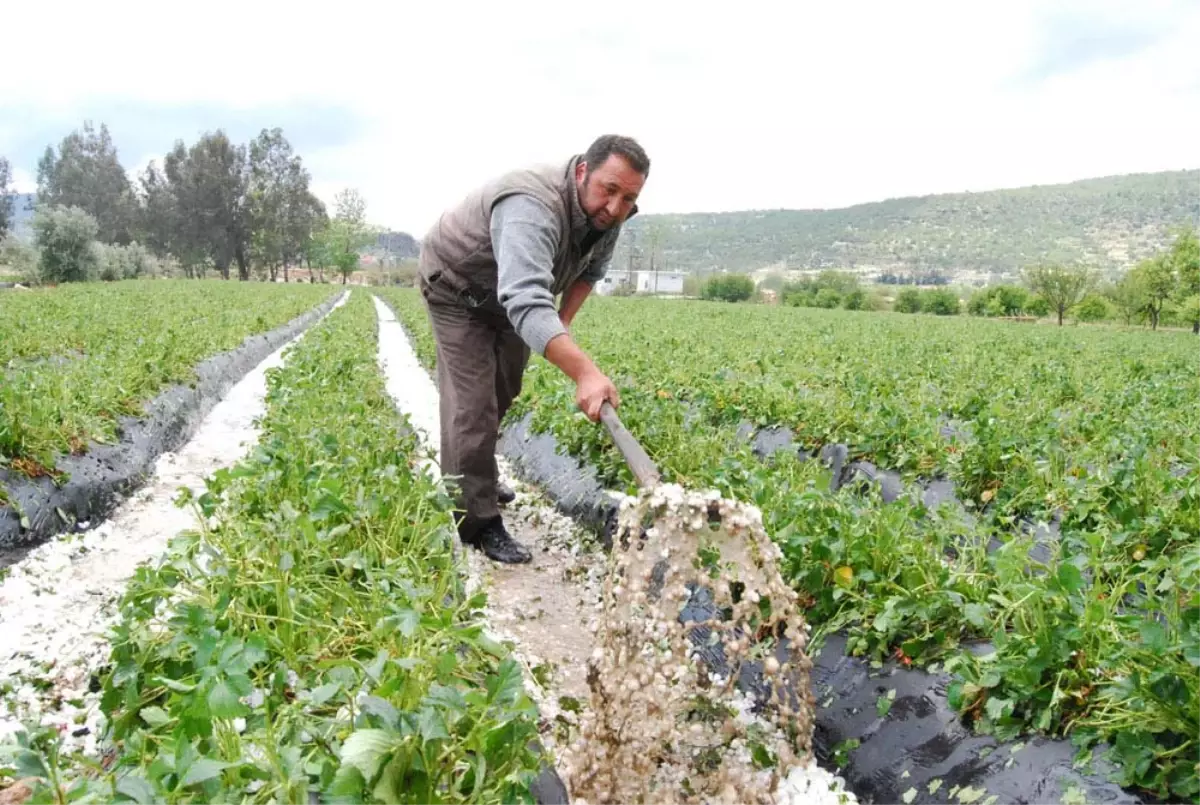 Mersin\'de Ceviz Büyüklüğünde Dolu Yağdı