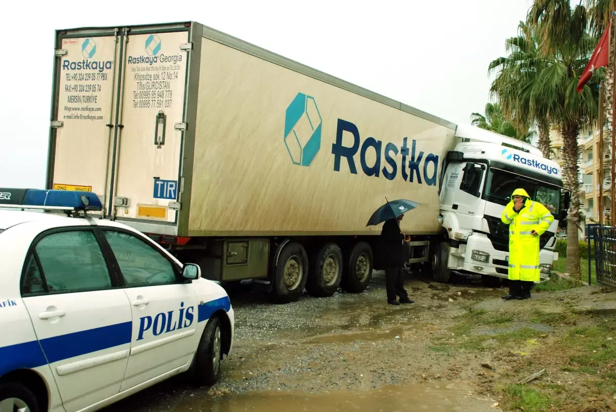 Şoför Uyuyunca Tır Duvara Çarptı