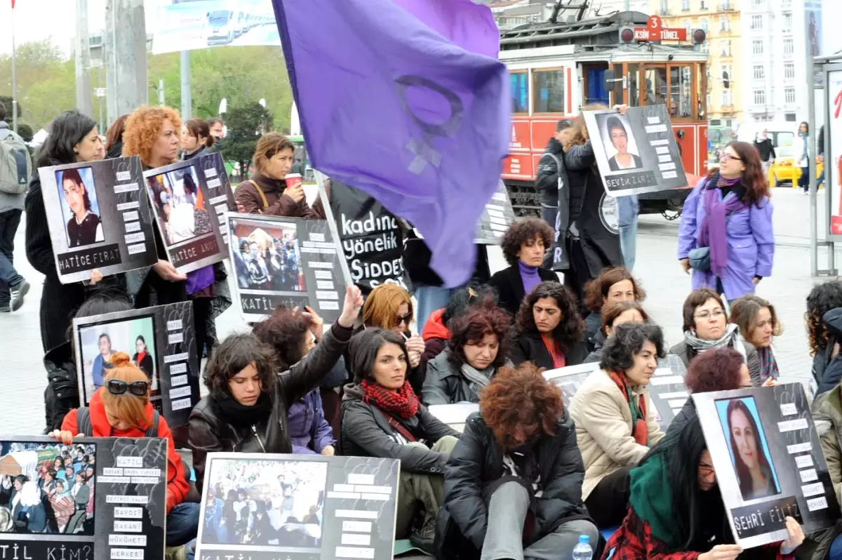 Taksim\'de Ayşe Paşalı\' ya Destek Nöbeti