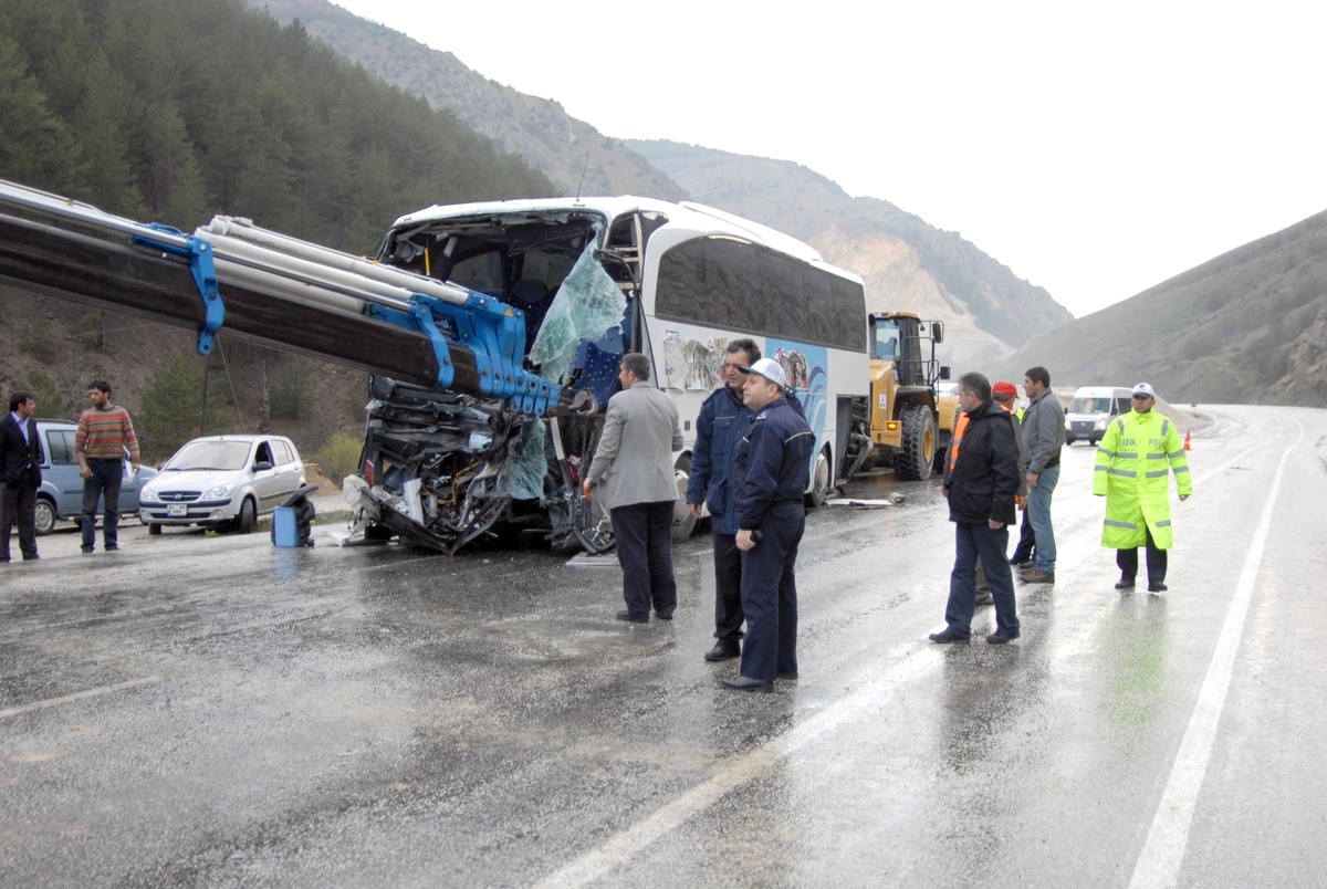 Yola Duşen Kayalar Kazaya Neden Oldu: 40 Yaralı