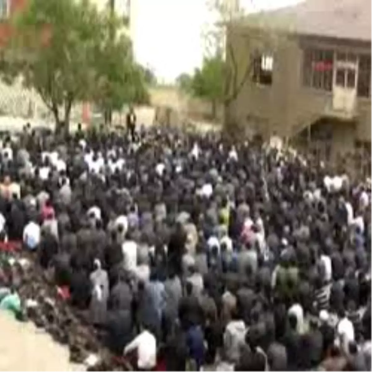 Sivil Cuma Namazları Meydanlarda Kılındı Sivil Cuma Namazları Meydanlarda Kılındı