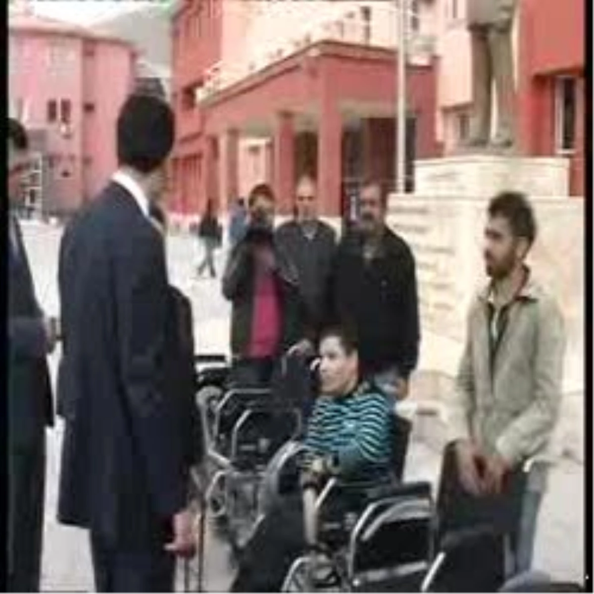 Hakkari\'de 40 Engelliye Tekerlekli Sandalye