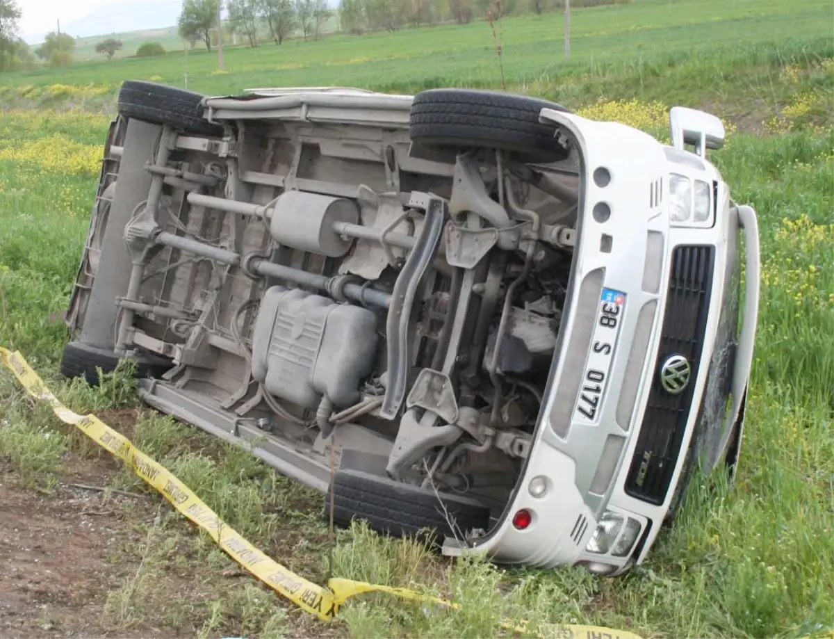 Üniversite Öğrencilerini Taşıyan Minibüs Devrildi: 16 Yaralı