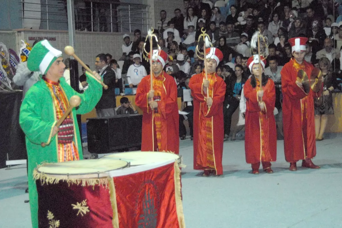 Ece Gürsel Sahneye Çıktı, Salon Boşaldı