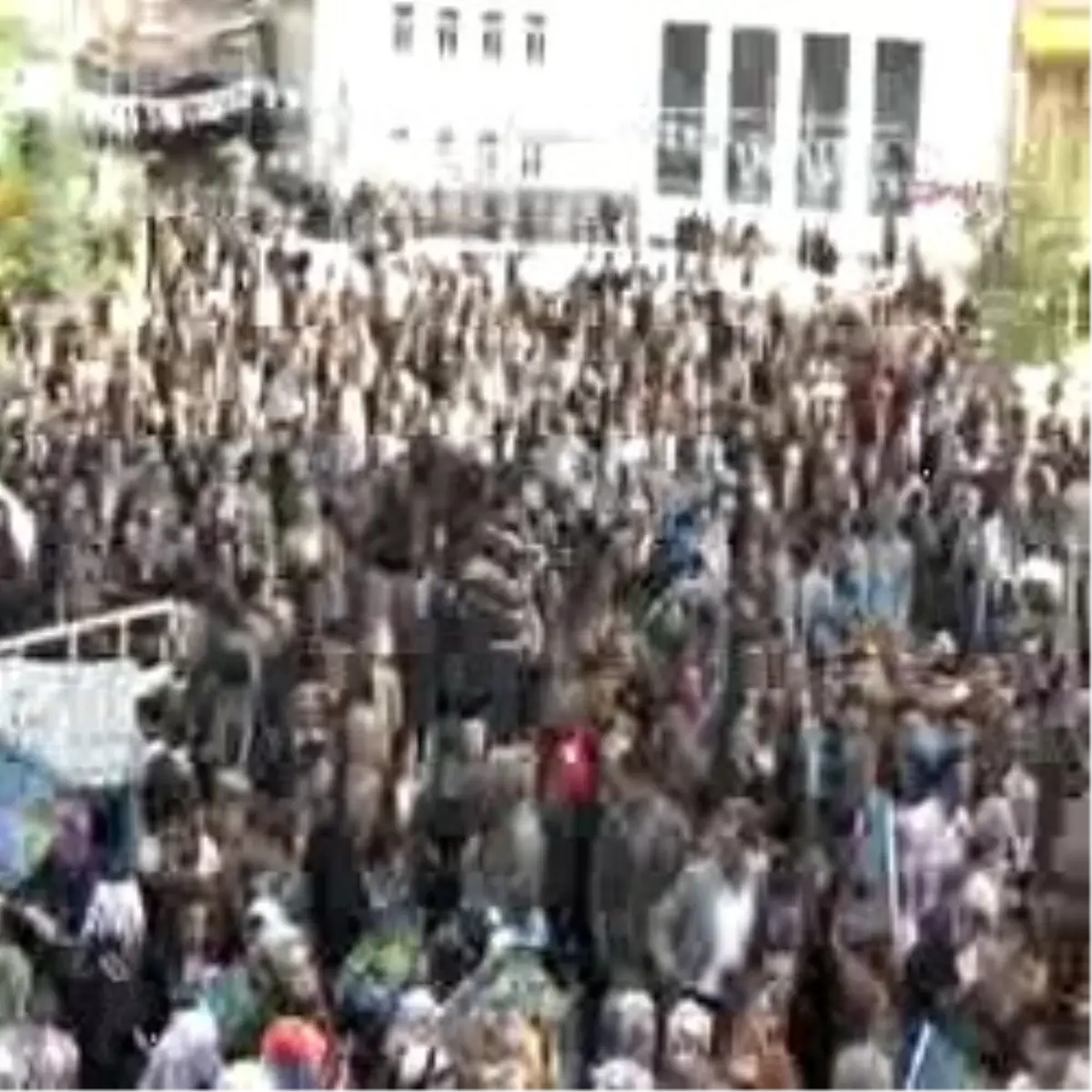 Elazığ\'da AK Parti ve CHP\'ye Yüklendi