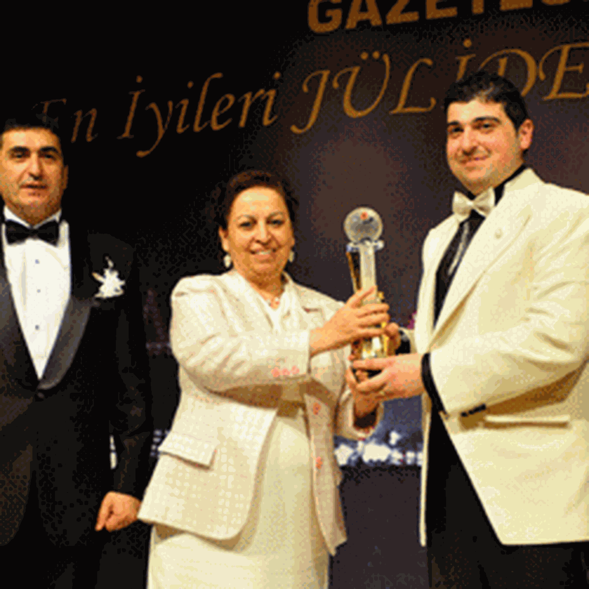 Levon Kordonciyan , 'Yılın En İyi Erkek Modacısı' Ödülünü Aldı