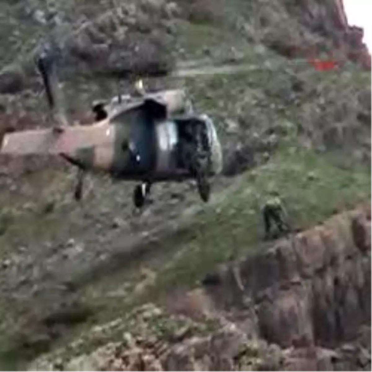 Asker Havaya Uyarı Ateşi Açtı