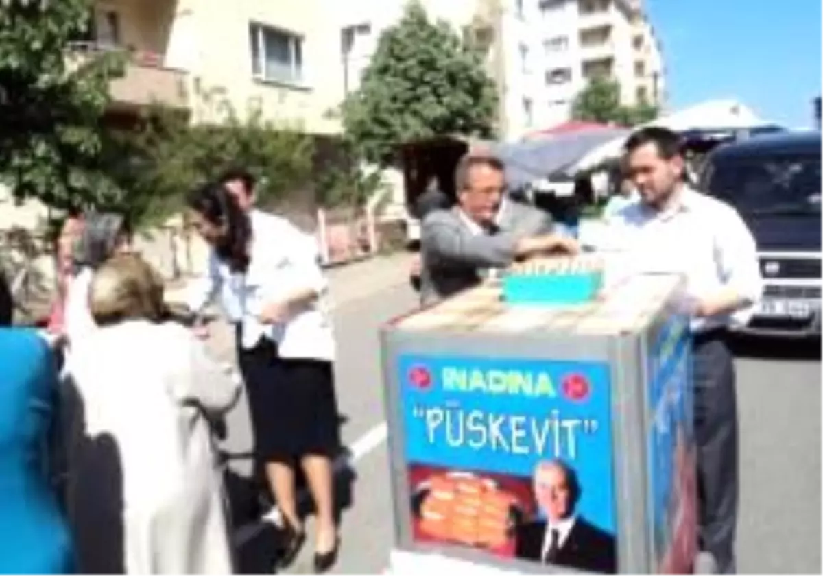 Çorlu\'da, MHP\'li Aday Pazarda Bisküvi Dağıttı