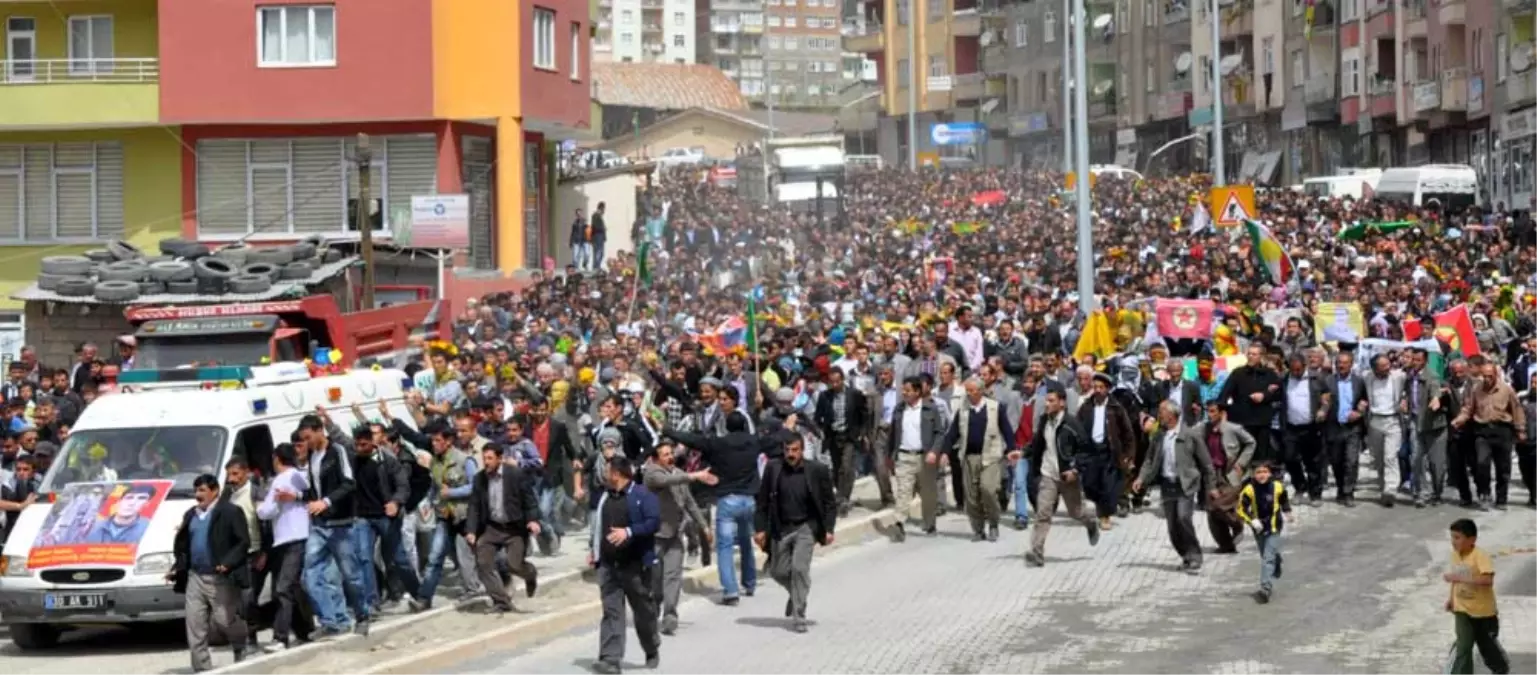 PKK\'lı Teröristin Cenazesi Hakkari\'de Toprağa Verildi, Kepenkler Kapalı