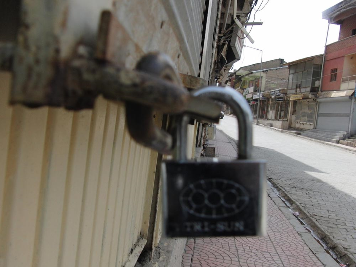 PKK'lının Cenazesi Hakkari'de, Kepenkler Kapalı (1)