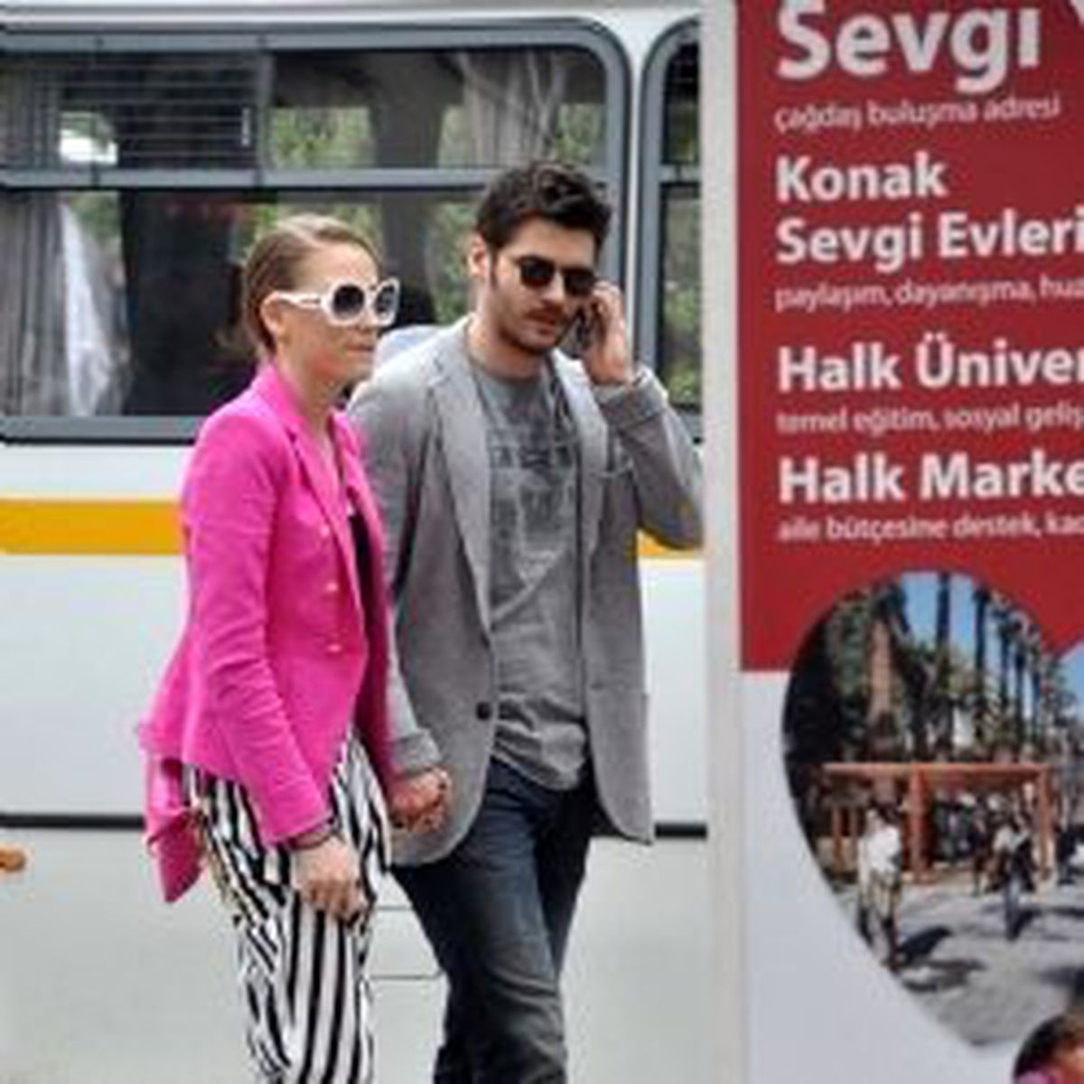 Sevgilisinin Elini Bırakmadı