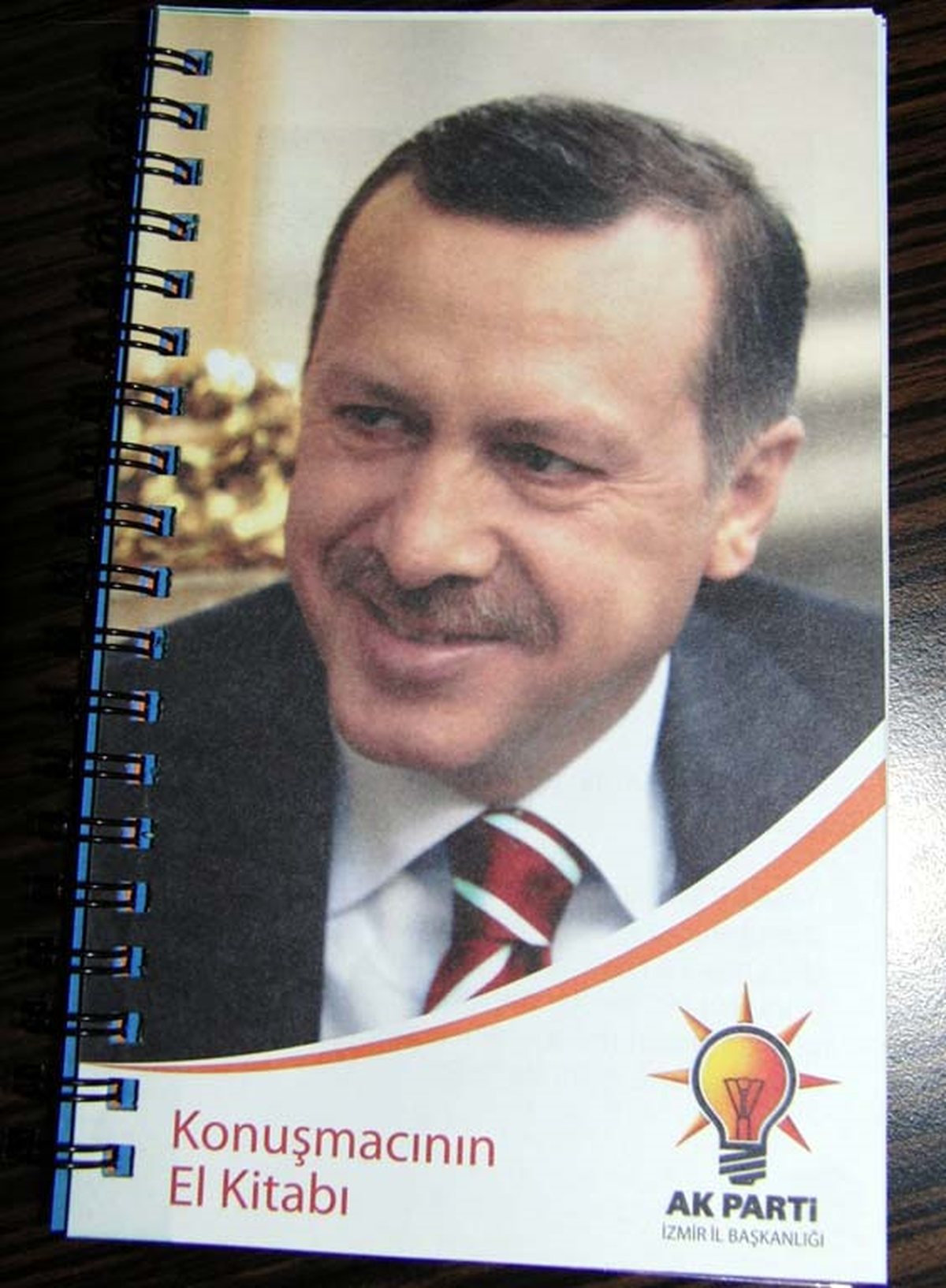 AK Parti'den İzmir'de 'Propagandacıya Özel Kitap'