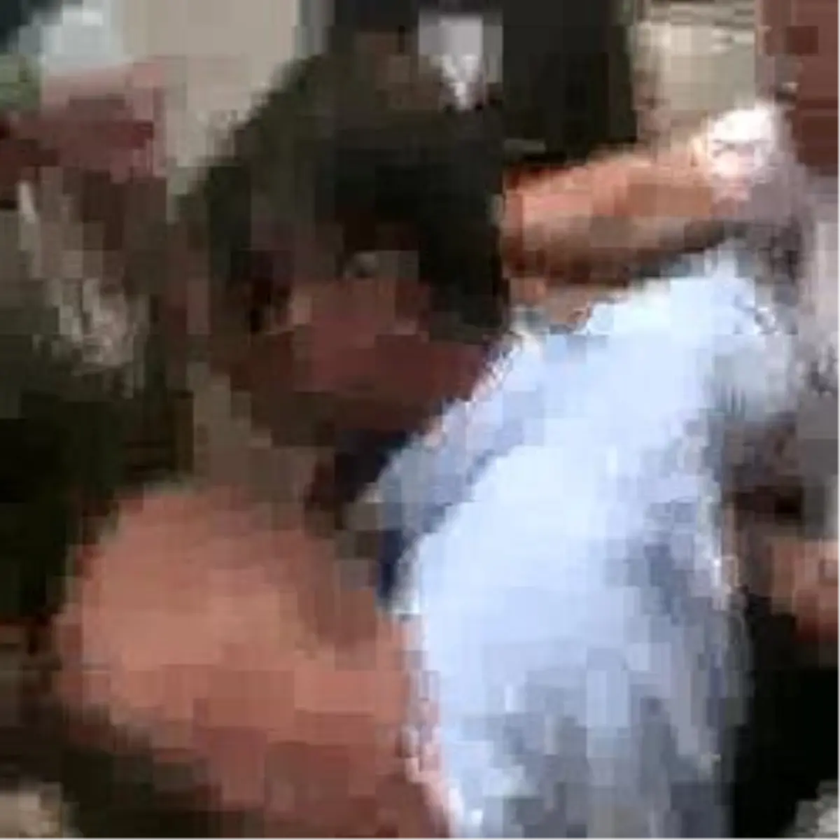 Devlet Bakanı Çağlayan\'a Yumruklu Saldırı