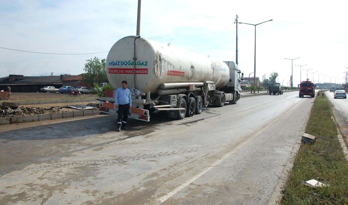 Lpg Yüklü Tanker Devrildi