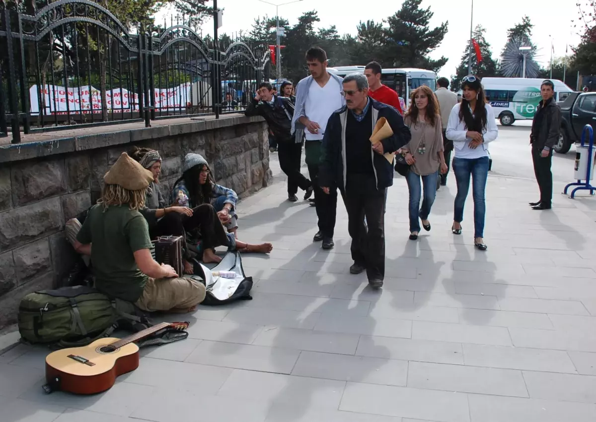 Şarkı Söyleyerek Türkiye\'yi Geziyorlar