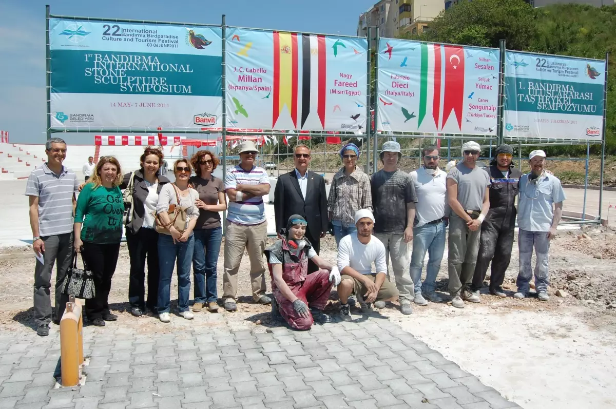 Ünlü Heykeltraşlar Festival İçin Bandırma\'da Heykel Yapıyor