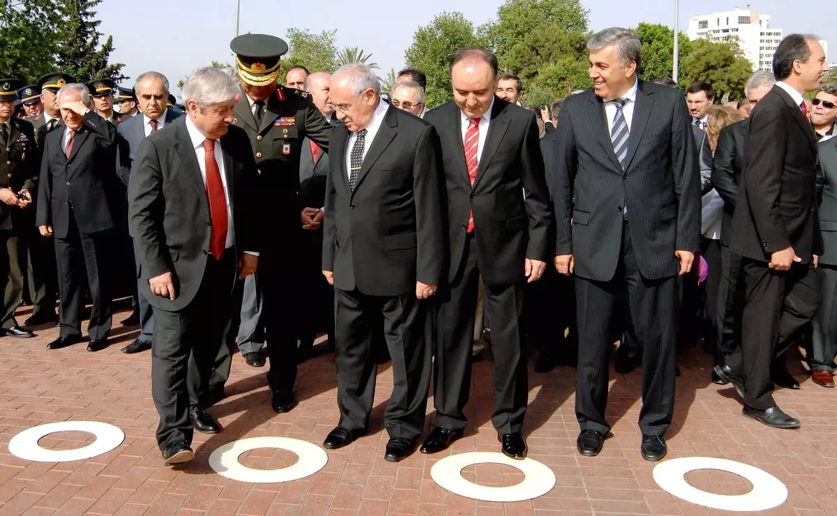 Antalya\'daki Kutlamada Protokol ve Çelenk Karmaşası