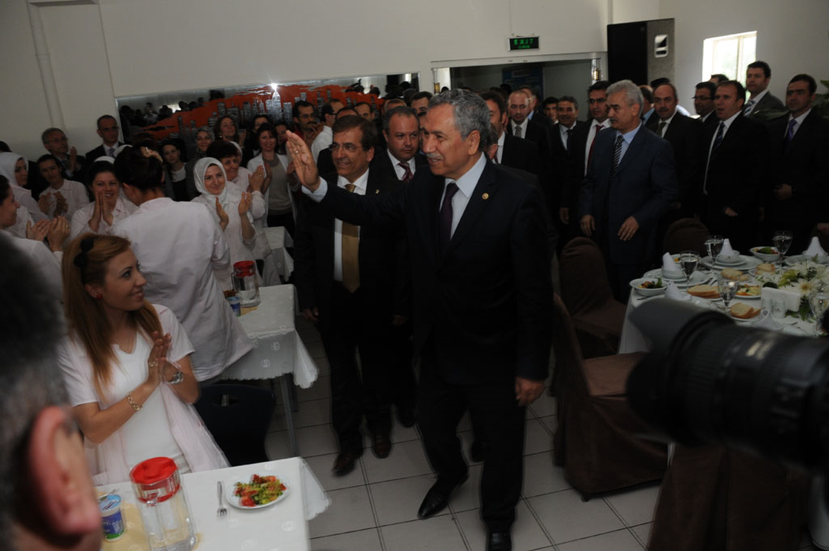 Arınç: Bir Bayan Dekolte Giyecekse De, Başını Örtecekse de Biz Ona Saygı Duymak Zorundayız