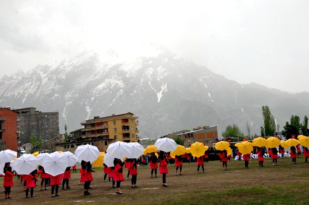 Hakkari'de Askerler, 'ne Mutlu Türküm Diyene' Diyerek Yürüdü