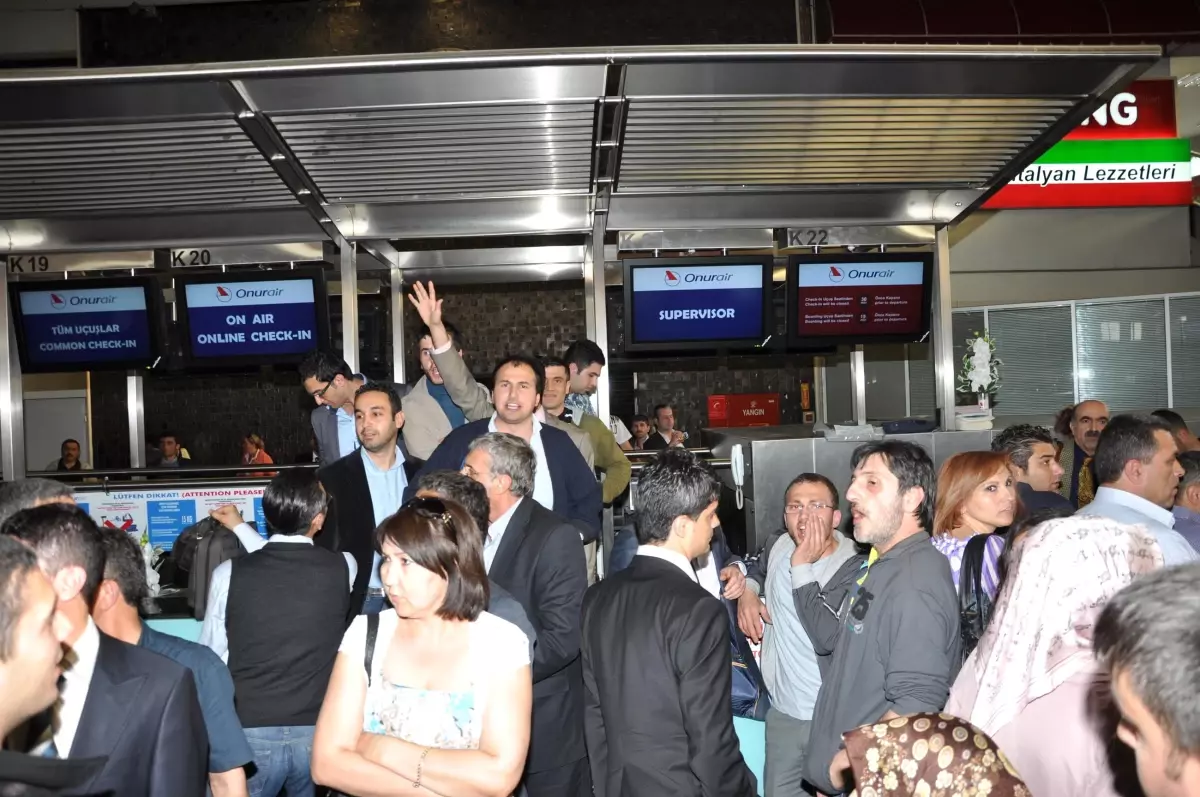 Uçak Teknik Arıza Yapınca, Yolcular Eylem Yaptı