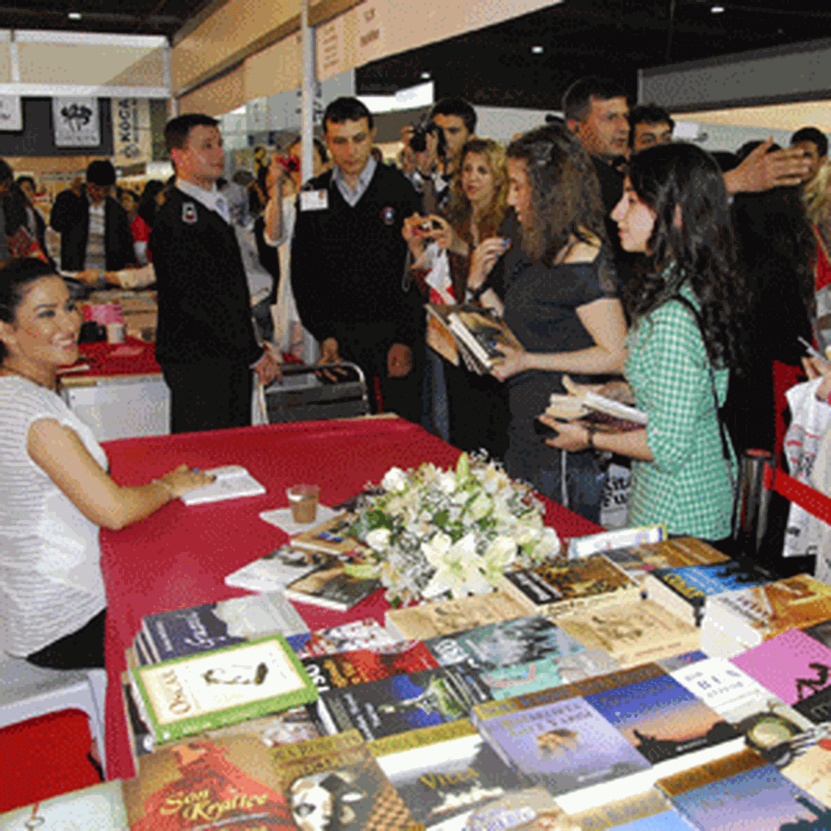 Kitap Fuarı’na Ünlü Akını