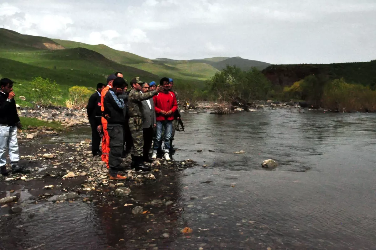 Ölçüm Yaparken Varto Çayı\'na Düşen Genç Bulunamadı