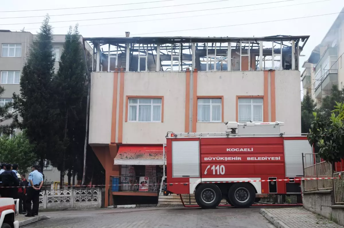 Yangın Çıkınca Paniğe Kapılıp 3\'üncü Kattan Atladı