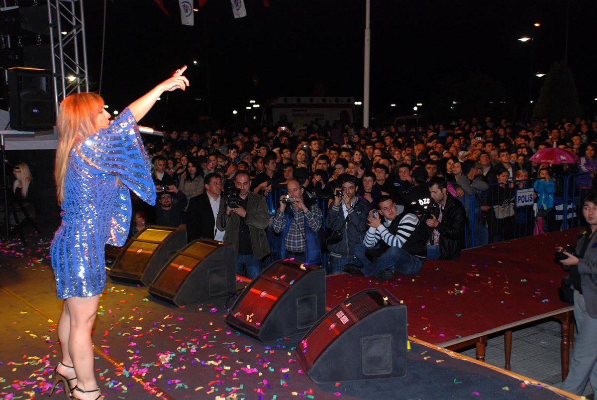 Zeynep Dizdar, Ereğli'de Hayranlarını Coşturdu