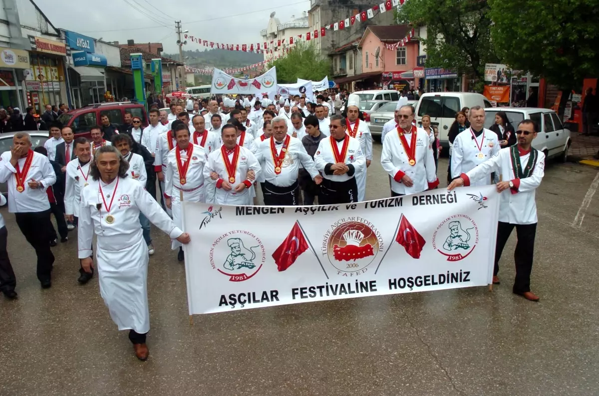 Bakan Nihat Ergün, Mengen Festivalinde Pilav Dağıttı