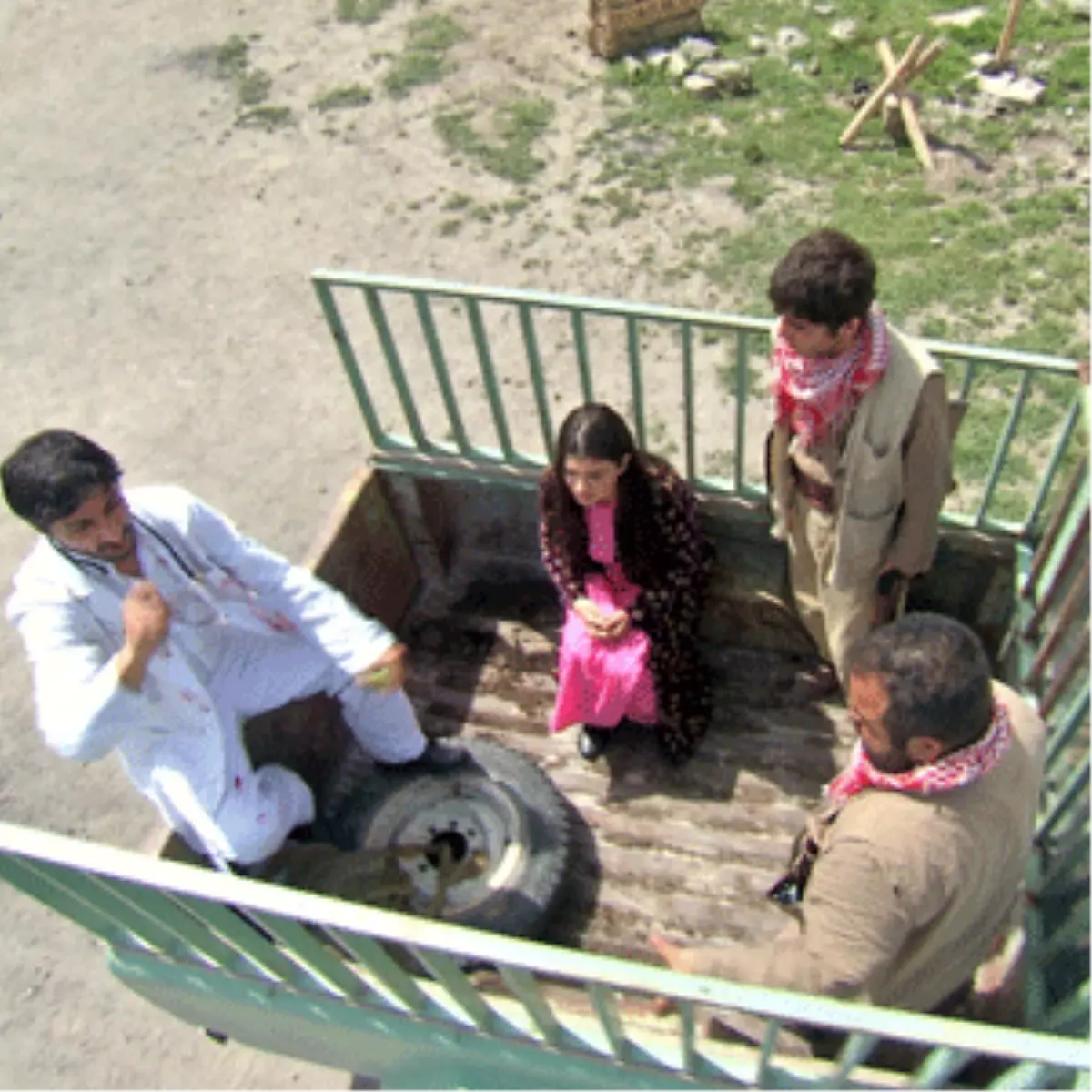 Kamyondan Düşen Oyuncu Rolüne Devam Etti!