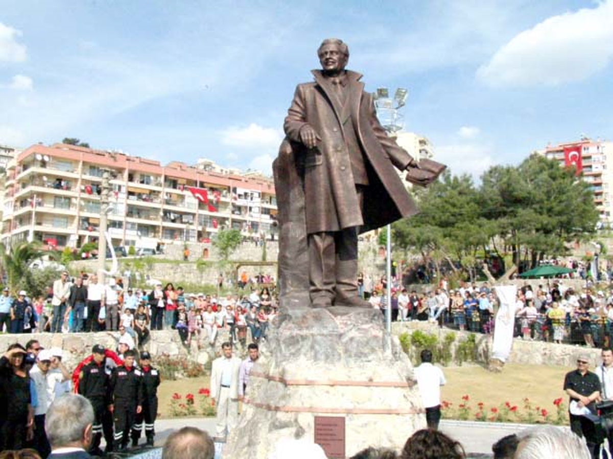 Karabağlar'da Nazım Hikmet Parkı Açıldı