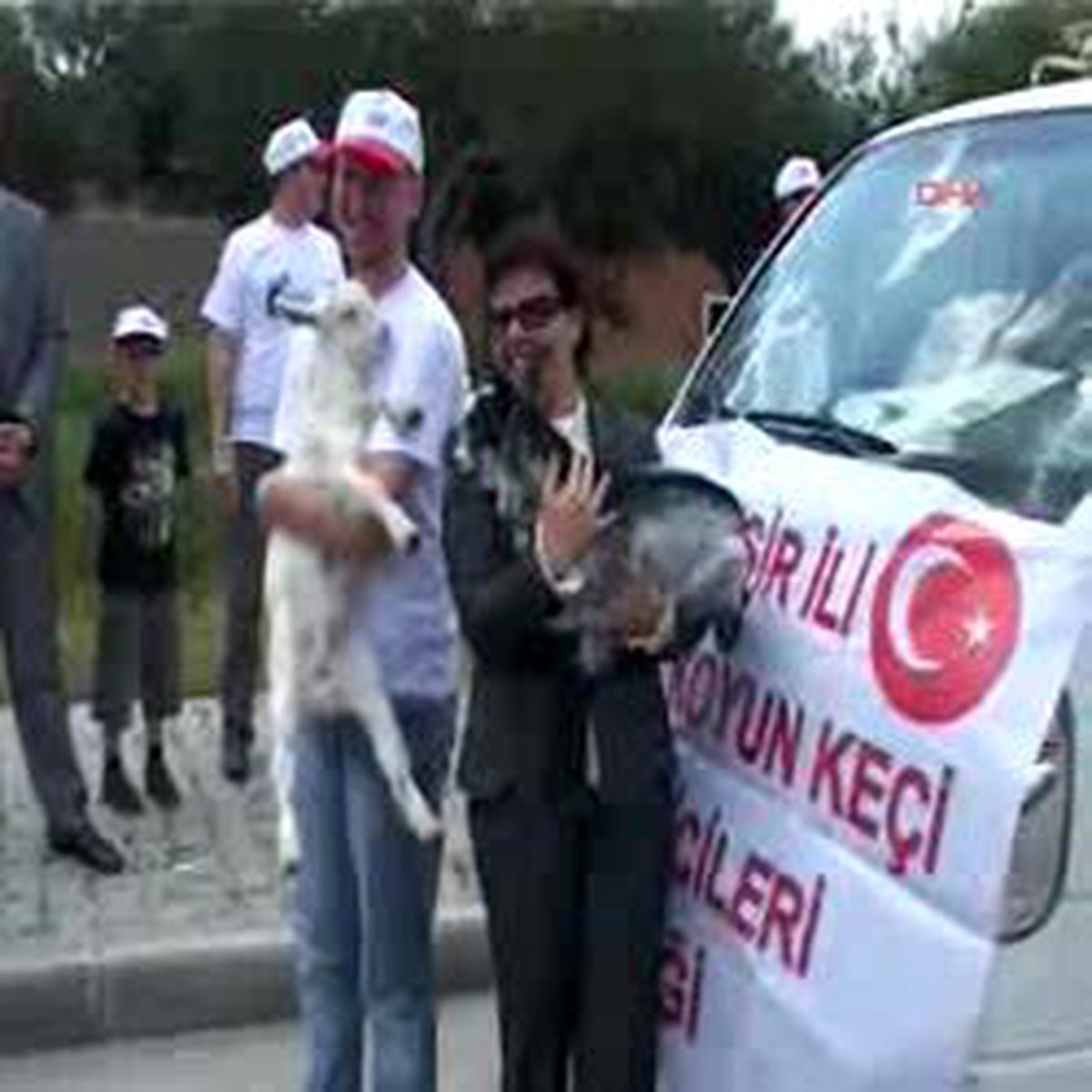 Balıkesir'de 16 Bin Bardak Süt Dağıtıldı