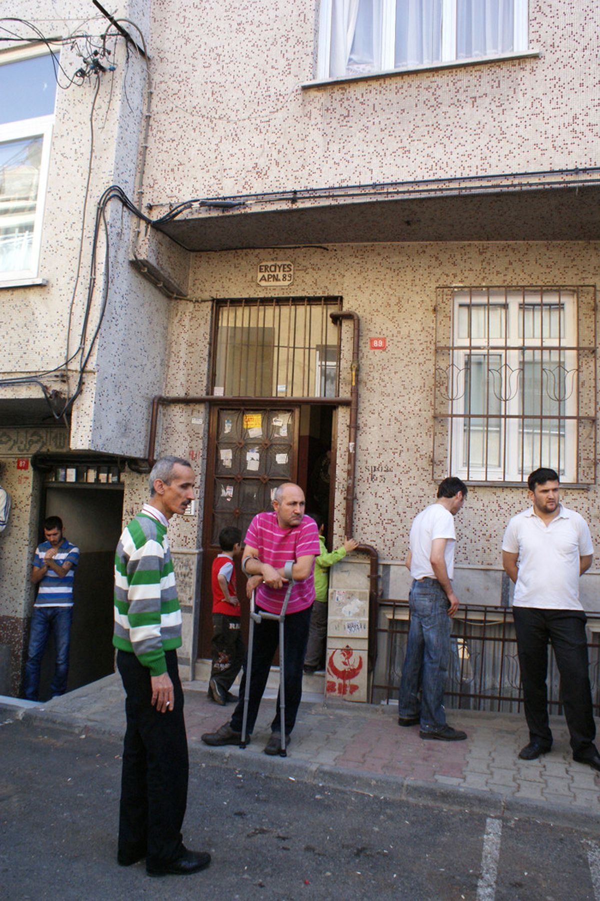 Balkon Çöktü, 5 Kişi Yaralandı