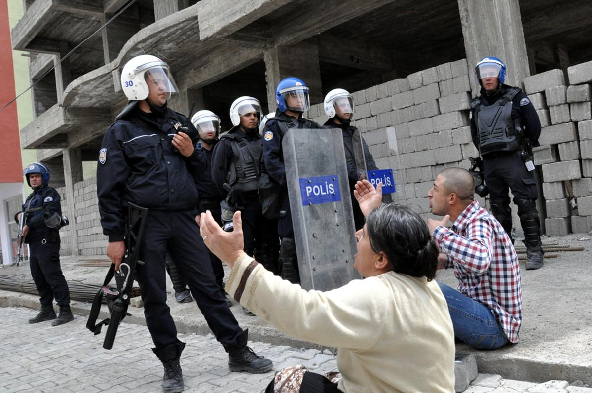 Hakkari'de 13 PKK Yandaşı Tutuklandı