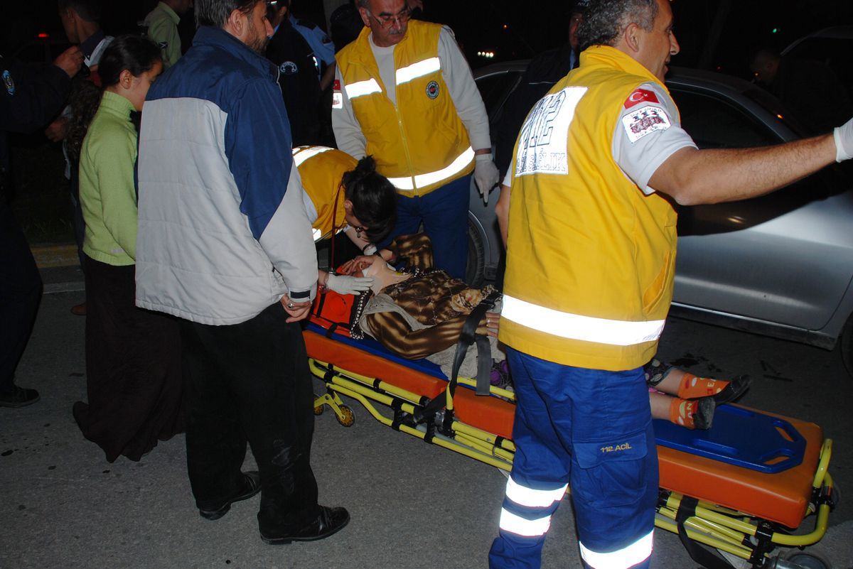 Kırmızı Işıkta Durmadı: 1'i Polis, 4 Yaralı