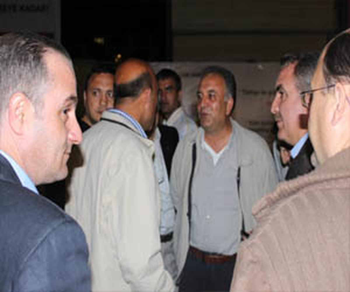 MHP'nin Seçim Afişini, Mahkeme Kararı Olmadan Polis Kaldırdı