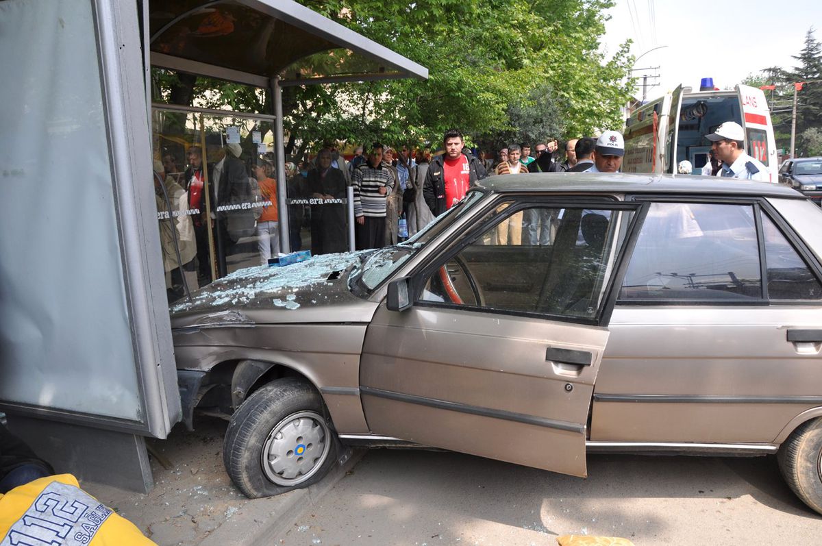 Otomobil Durağa Daldı: 5 Yaralı