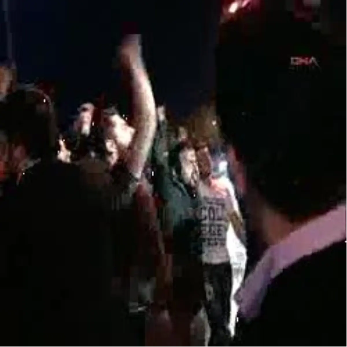 Sp\'lilerle Polis Arasında Bayrak Krizi