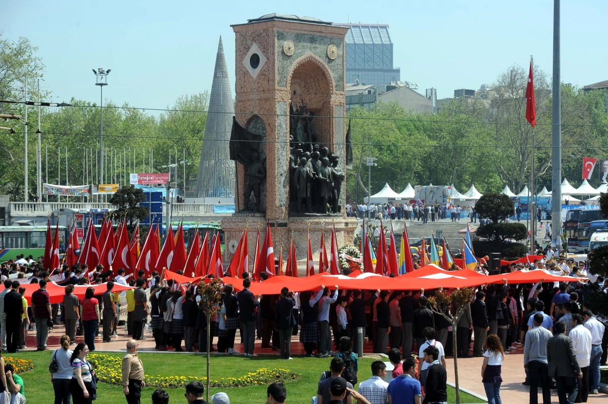 Taksim\'de Atatürk\'ü Anma Yürüyüşü